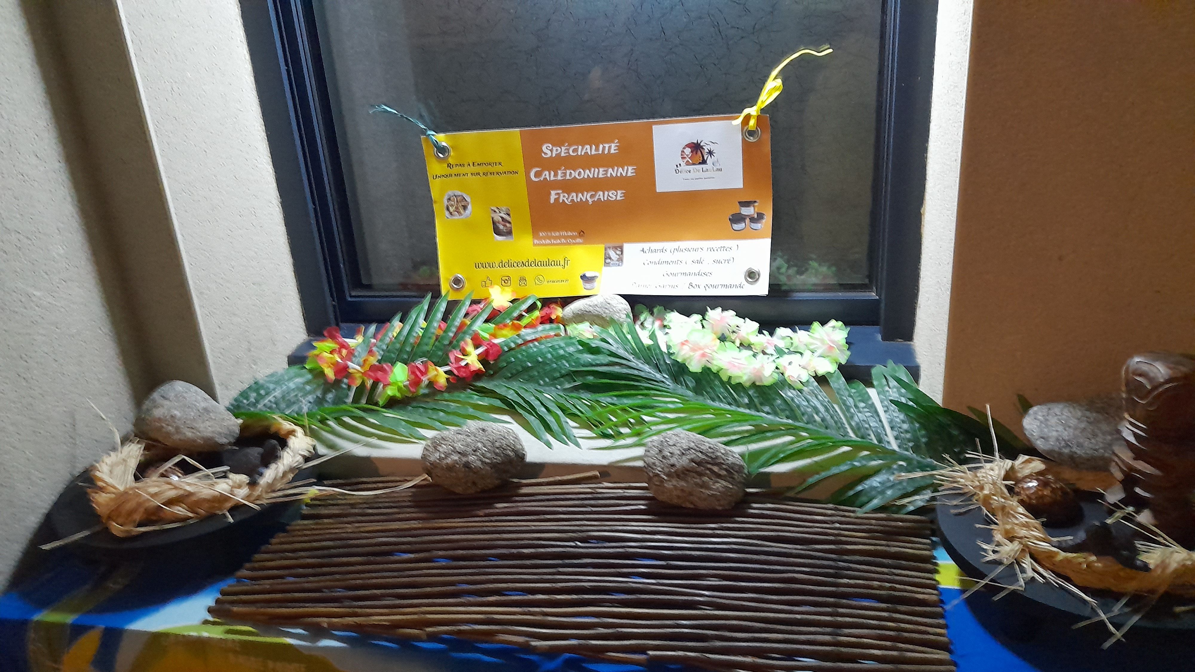 Stand décoré aux couleurs de la Nouvelle-Calédonie avec spécialités artisanales