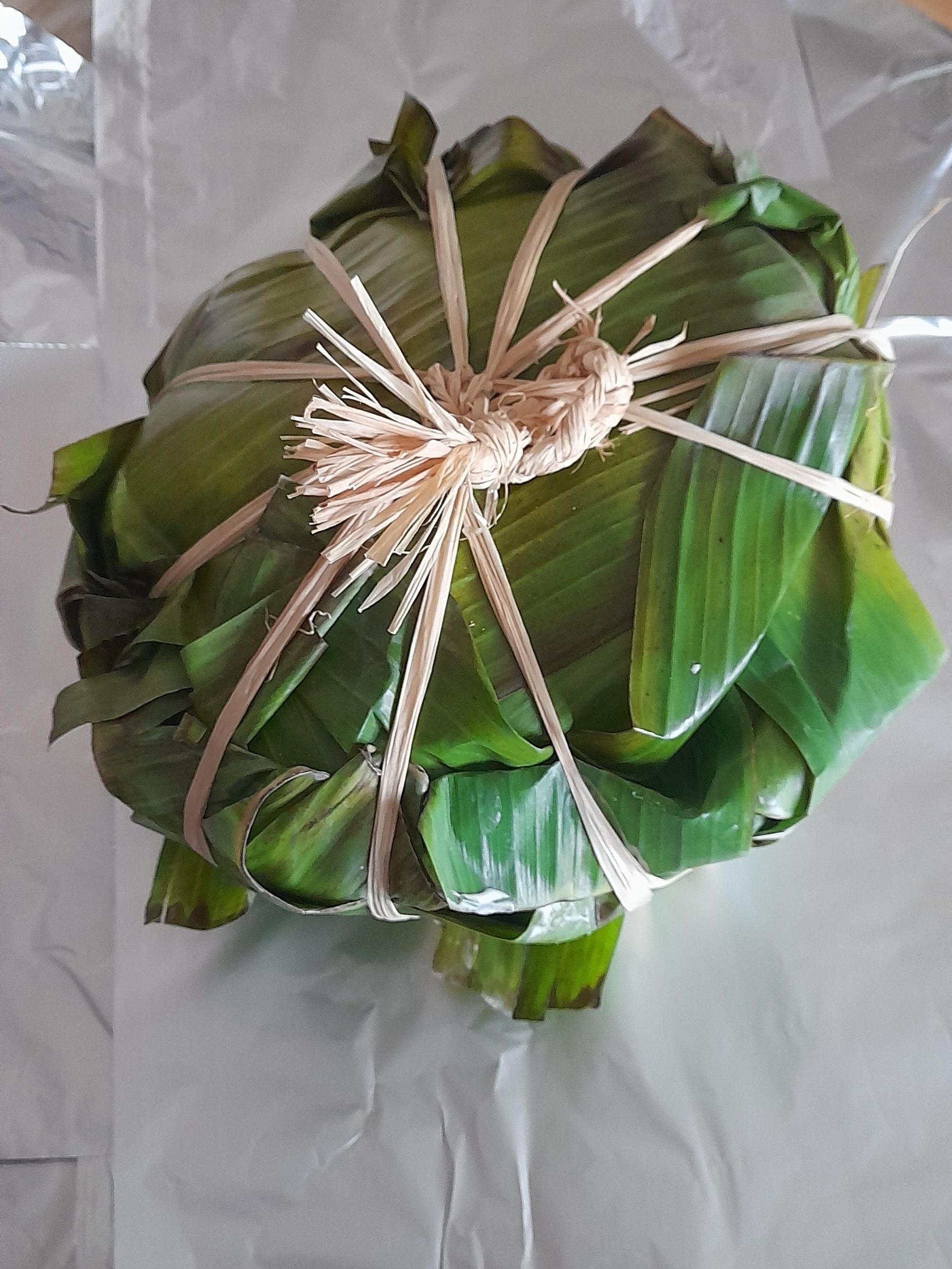 Bougna traditionnel calédonien cuit dans des feuilles de bananier