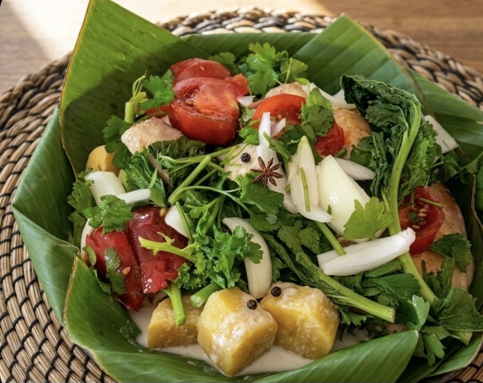 Bougna calédonien aux légumes et poulet préparé en feuilles de bananier