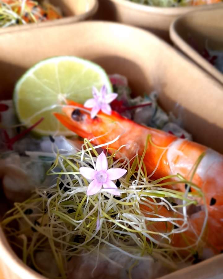 Plat de crevettes fraîches au citron vert avec présentation gastronomique